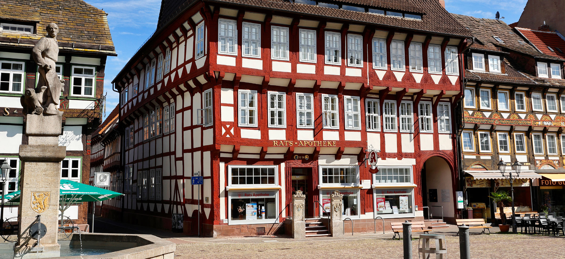 Fassadenansicht der historischen Rats-Apotheke in Einbeck. Header-Bild für die "Über uns"-Seite.