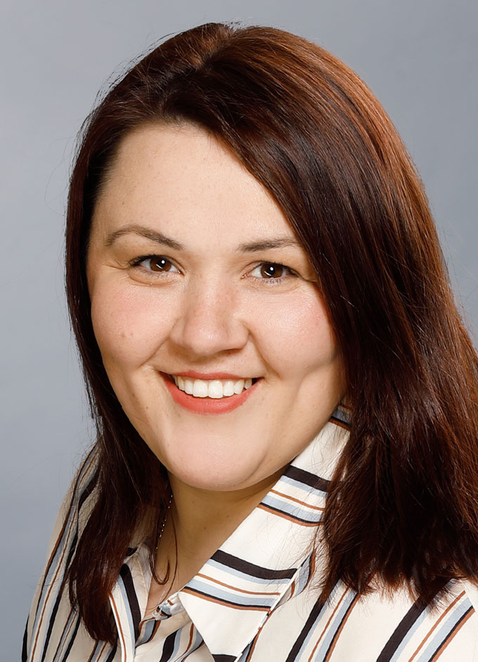 Porträtfoto von Dzemila Nezovska, Reinigungskraft der Rats-Apotheke.